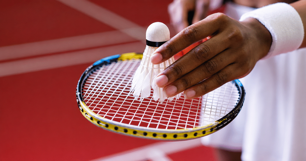 Comparison of 3U, 4U, and 5U badminton racket weights showing their differences for beginners, intermediate, and advanced players.